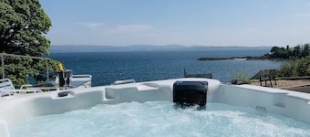 Secluded Seaview Cottage With Private Hot Tub