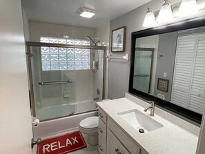 Kombinert dusj/badekar, hårføner, håndklær og såpe