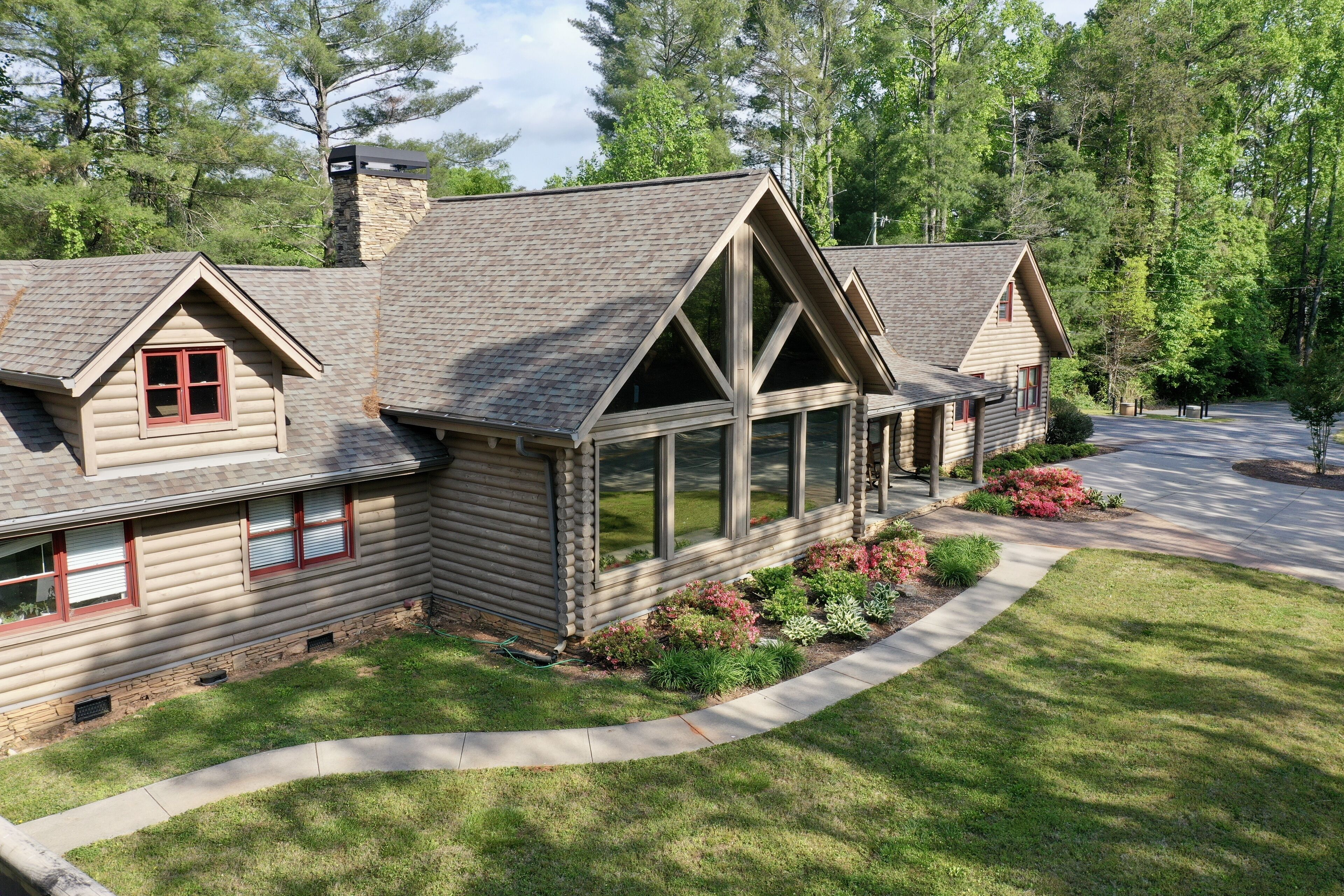Beautiful 2 Bdrm Cabin Apartment with Hot Tub, Grill, & Firepit in Dahlonega, GA