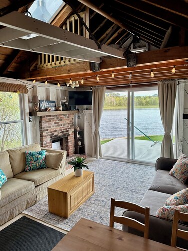 Peaceful Cozy Water Front Cottage. Step back in time and ENJOY