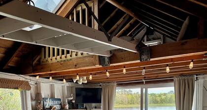 Peaceful Cozy Water Front Cottage. Step back in time and ENJOY