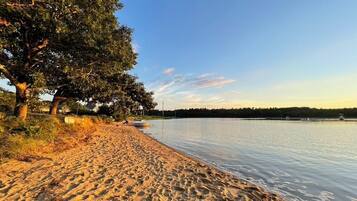 靠近海滩、沙滩椅、沙滩毛巾
