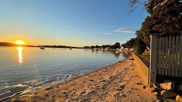 Beach nearby, sun-loungers, beach towels