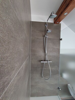 Dusche, Haartrockner, Handtücher, Seife