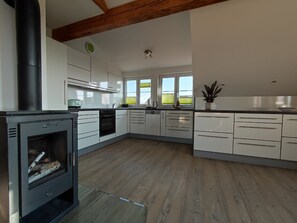 ثلاجة، فرن، موقد طهي مسطح، غسالة أطباق