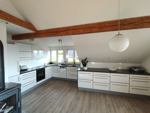 Een koelkast, een oven, een kookplaat, een vaatwasser