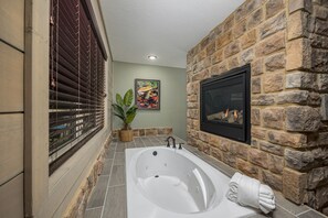 Hus, flere senger, spabadekar | Bad | Boblebad, designertoalettartikler, hårføner og håndklær