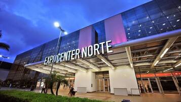 Un edificio moderno con el letrero "EXPOCENTER NORTE", que indica un centro de convenciones.