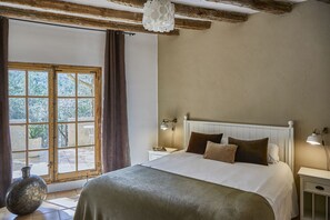 22 chambres, coffres-forts dans les chambres, fer et planche à repasser