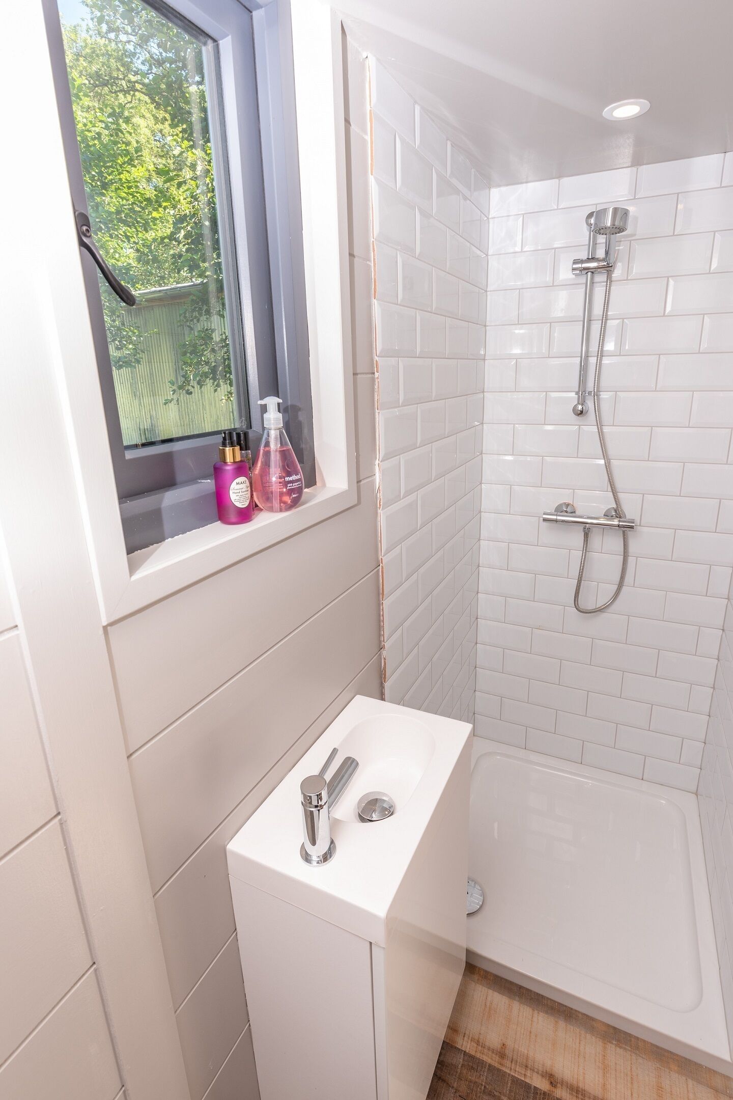 Mökki, kylpyhuone makuuhuoneen yhteydessä | Kylpyhuone