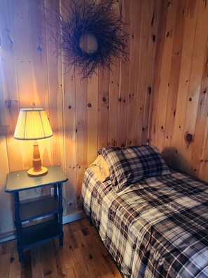 5 bedrooms, iron/ironing board, free WiFi, bed sheets - The Hideaway Cabin  (Caribou)