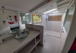 Phòng Superior | Phòng tắm | Buồng tắm vòi sen, vòi sen phun mưa, máy sấy tóc, khăn tắm 