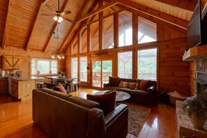 Smart TV, fireplace, video games, foosball - Breathtaking Views! New Hot Tub~Game Room~3 King Beds~Close to Cades Cove (Sevierville)