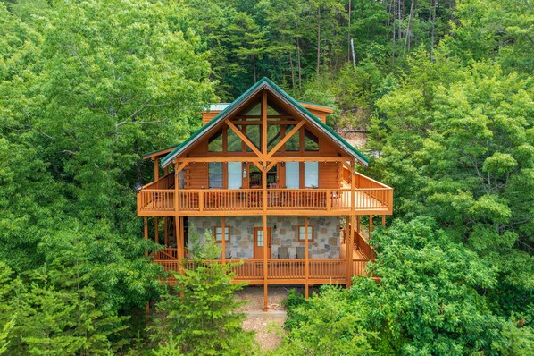 Exterior - Breathtaking Views! New Hot Tub~Game Room~3 King Beds~Close to Cades Cove (Sevierville)