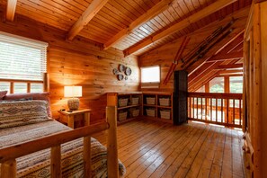 4 bedrooms, desk, iron/ironing board, free WiFi - Breathtaking Views! New Hot Tub~Game Room~3 King Beds~Close to Cades Cove (Sevierville)