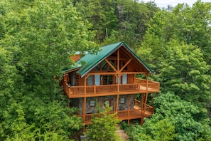 Exterior - Breathtaking Views! New Hot Tub~Game Room~3 King Beds~Close to Cades Cove (Sevierville)