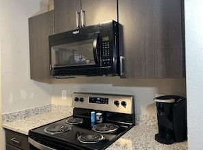 Frigorifero, microonde, forno, piano cottura