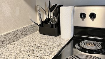 冰箱、微波炉、烤箱、炉灶