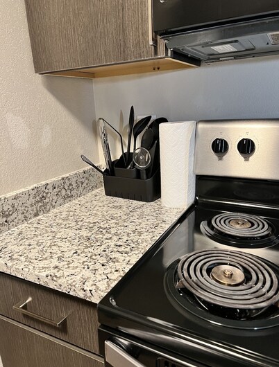 Home away from home cozy apt close to airport