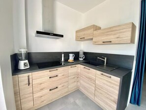 Kühlschrank, Mikrowelle, Ofen, Herdplatte