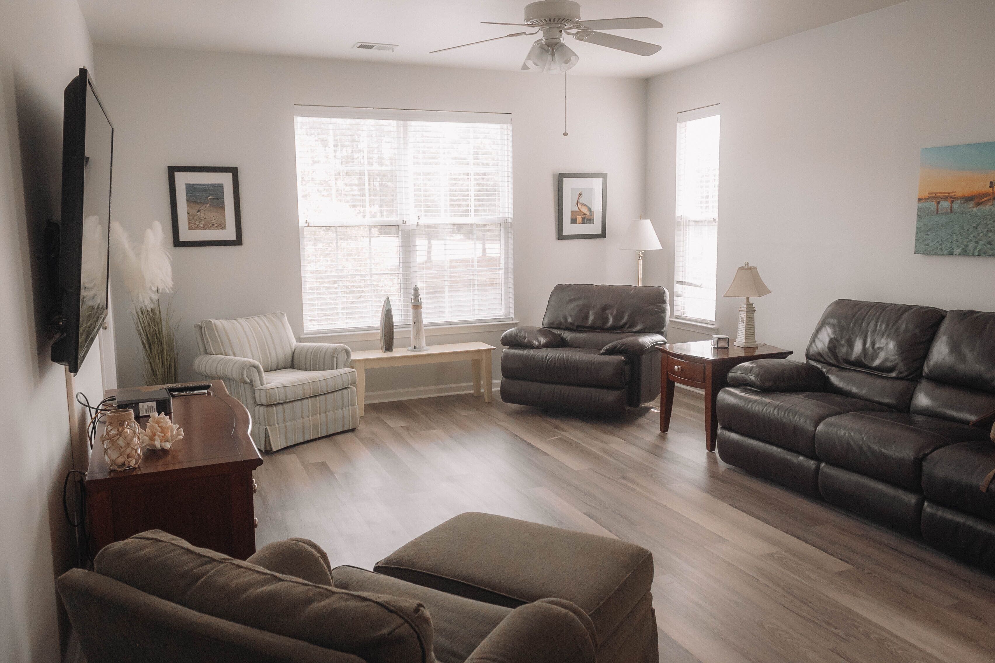 Newly updated condo! Pool, hot tub, golf, beach. Family friendly!