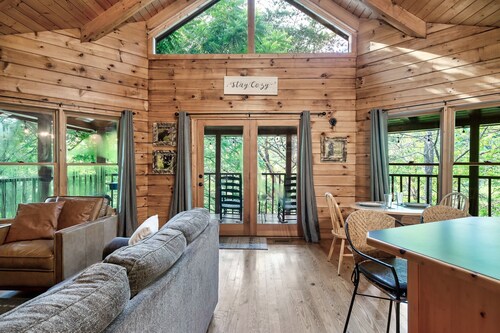 Romantic cabin in the woods with private hot tub and WiFi