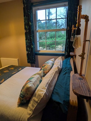 Double Room, Garden View | Individually decorated, individually furnished, free WiFi - Tullochard House (Dunvegan)