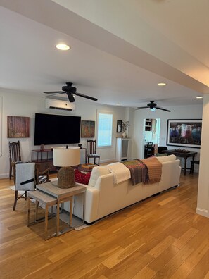 TV - Perfect location in the heart of downtown Lenox (Lenox)