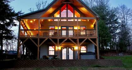 Mountain Views / Golf / Hot Tub / Cozy Cabin!