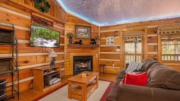 Cabaña, 1 cama King size y sofá cama, chimenea | Área de sala de estar | Televisión de pantalla plana de 42 pulgadas con canales por cable
