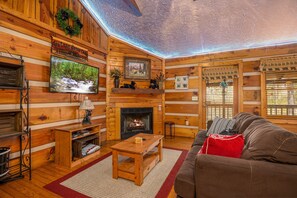 Cabin, 1 Katil Raja (King) dengan Katil Sofa, Fireplace | Ruang tamu | 42 inci televisyen skrin rata dengan kabel, TV, pendiangan