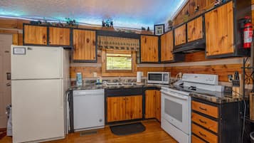 Cabin, 1 King Bed with Sofa bed, Fireplace | Private kitchen | Fridge, microwave, oven, stovetop