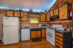 Cabin, 1 King Bed with Sofa bed, Fireplace | Private kitchen | Fridge, microwave, oven, stovetop - Cozy Bears Cabin (Pigeon Forge)