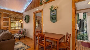 Huisje, 1 kingsize bed met slaapbank, open haard | Dineren