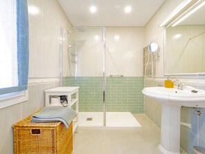 Dusche, Haartrockner, Handtücher