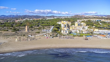 Vue gĂ©nĂ©rale de la zone oĂč se trouve l'appartement de vacances Ă Cabopino, Marbella.