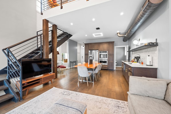 Unit 4 Boho Loft | Área de estar | Smart TV 40 polegadas com canais digitais, TV, Netflix