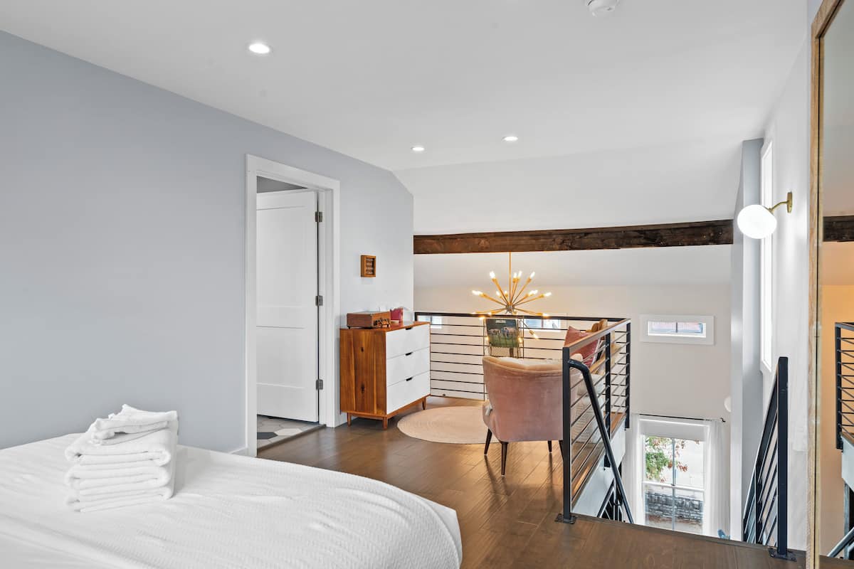 Unit 4 Boho Loft | Individuell dekoriert, individuell eingerichtet, Bügeleisen/Bügelbrett