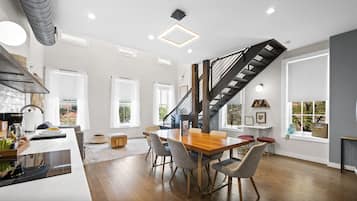 Unit 4 Boho Loft | Área de sala de estar | Smart TV de 40 pulgadas con canales digitales, televisión y Netflix