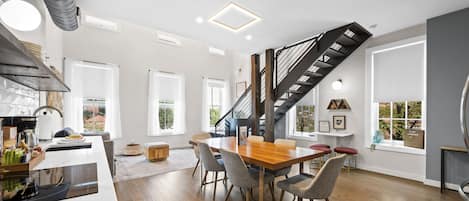 Unit 4 Boho Loft | Vardagsrum | 40-tums smart-tv med digitalkanaler, tv och Netflix