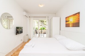 Iron/ironing board, Internet, bed sheets