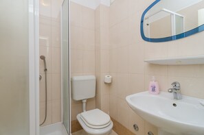 Dusj, hårføner og håndklær