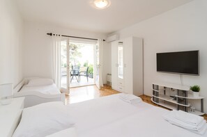 Iron/ironing board, WiFi, bed sheets