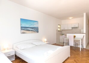 Iron/ironing board, WiFi, bed sheets
