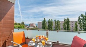 Outdoor dining - Apartments Nikolina (ST)- Comfort Two Bedroom Apartment (Split)