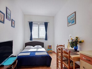 Strykejern/-brett, internettilgang og sengetøy