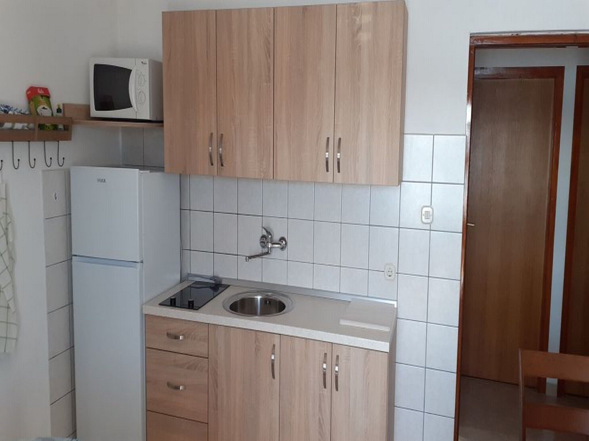 Frigorífico, microondas, placa de cocina y cafetera o tetera