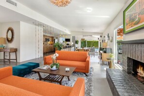 TV, caminetto, impianto stereo