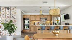 Coffee/tea maker, fridge, microwave, oven - Lush & Tranquil 3BR Palm Springs Oasis Pool & Spa (Palm Springs)