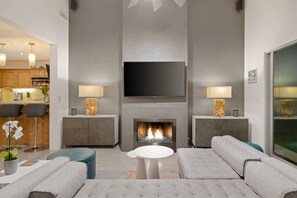 TV, caminetto, impianto stereo